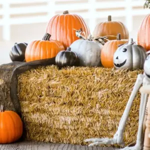 Strohballen Deko mit Kürbissen für den Herbst und Halloween