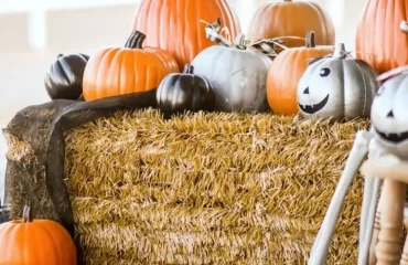 Strohballen Deko mit Kürbissen für den Herbst und Halloween