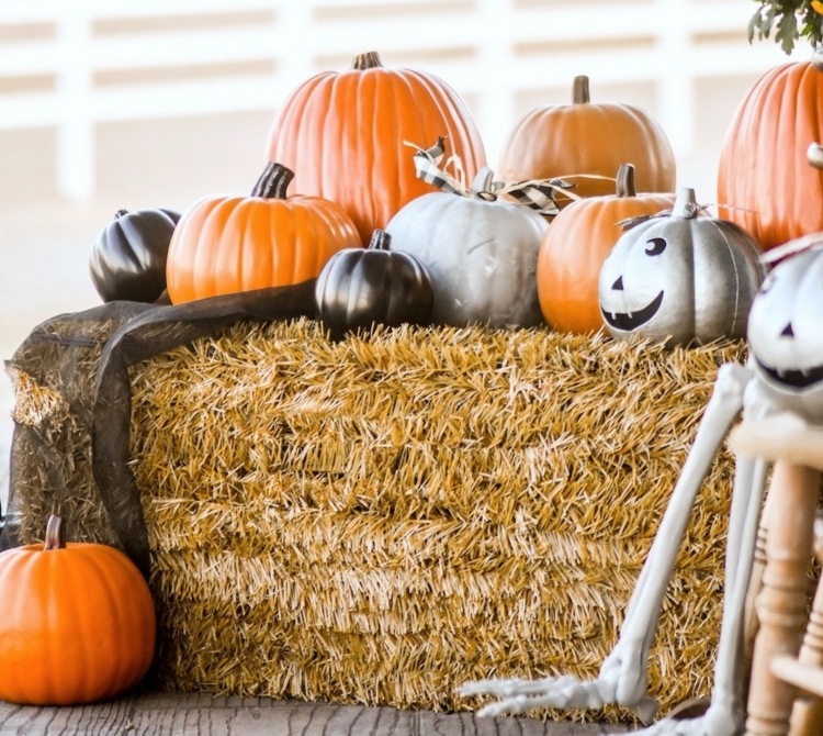 Strohballen Deko mit Kürbissen für den Herbst und Halloween