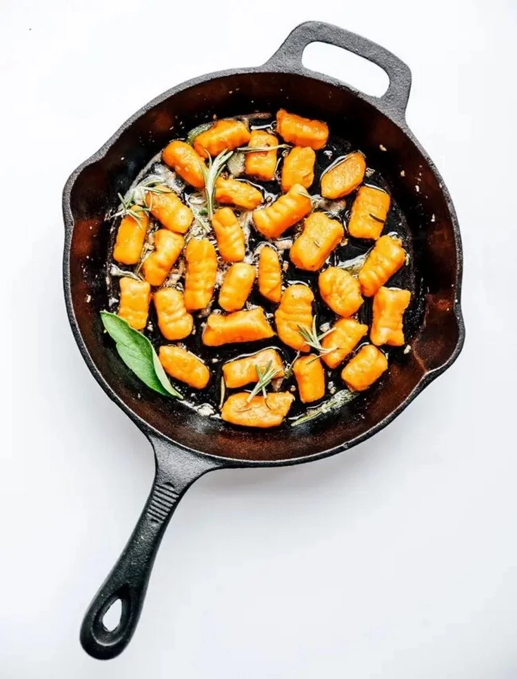 Süßkartoffel Gnocchi mit Soße aus Salbei und Rosmarin