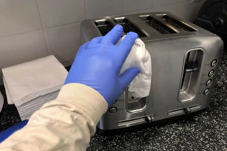 Toaster aus rostfreiem Stahl wieder strahlend machen mit Essig