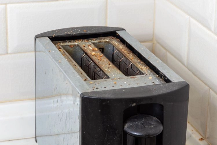 Toaster reinigen - die Außenseite schnell sauber machen mit Hausmitteln ohne Chemikalien