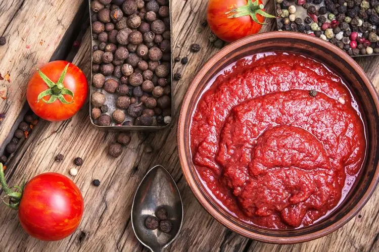 Tomatenketchup selber machen - die besten Rezepte für Sauce ohne Zucker, aus frischen Tomaten oder Tomatenmark