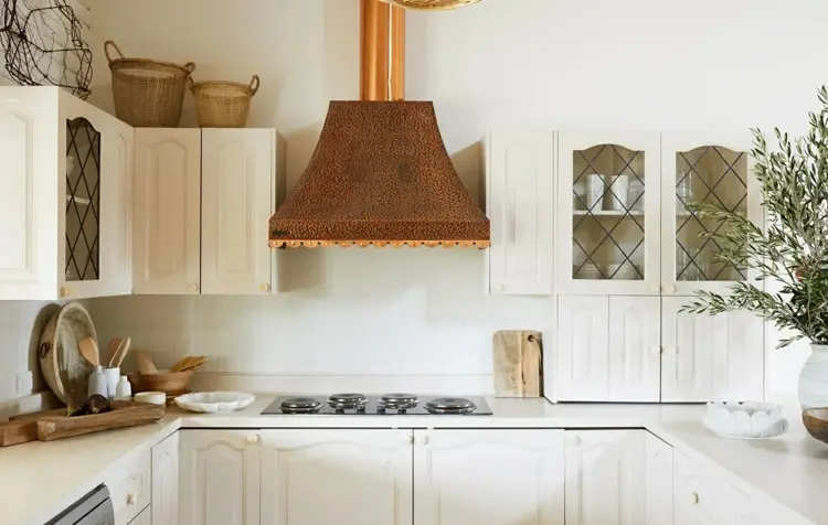 Vergilbte Küchenfronten reinigen bei weißer Lackierung auf Holz