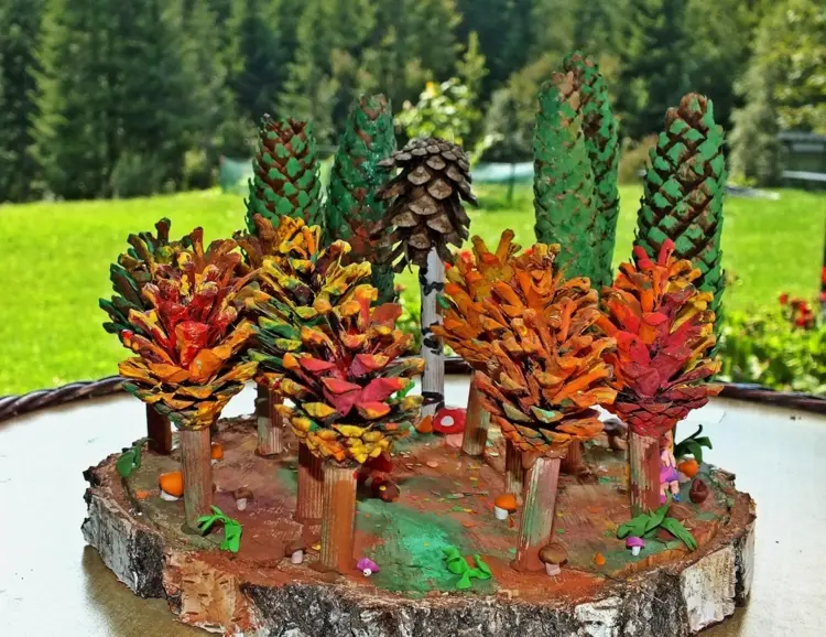 Waldlandschaft basteln mit Tannenzapfen im Herbst und Kiefernzapfen in bunten Farben