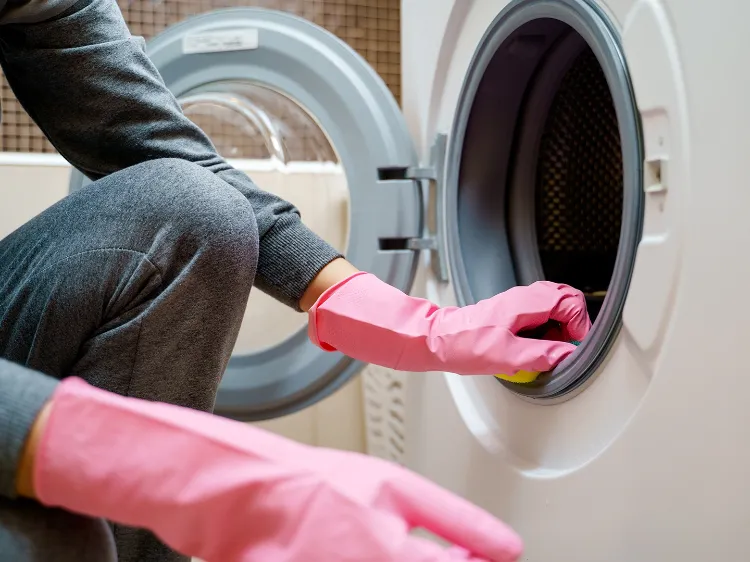 Waschmaschine reinigen Hausmittel wäsche riecht muffig im Schrank was tun