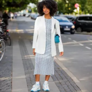 Weiße Retro-Sneaker zum Kleid - aktuelle Modetrends 2022