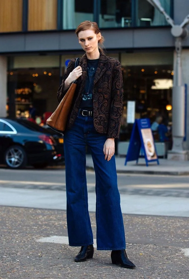 Western-inspirierte Stiefel und Jeans mit weitem Beim - neue Mode für die Saison