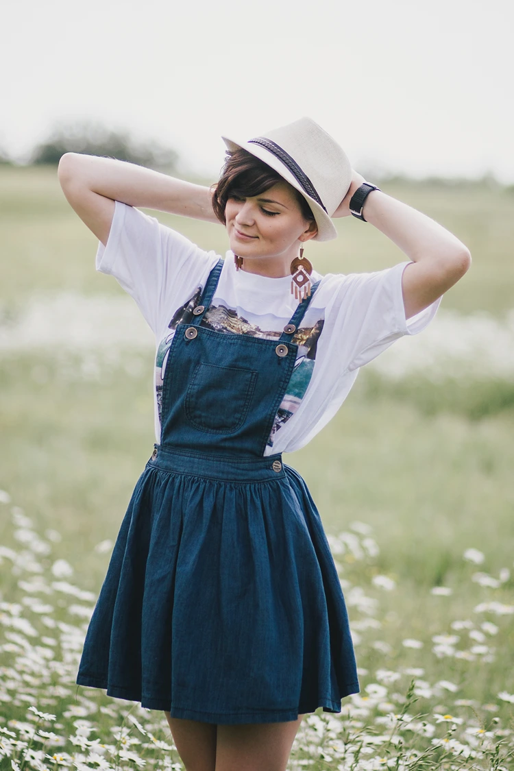 Blaues Jeanskleid mit lässigem T-Shirt zum Bierfest tragen