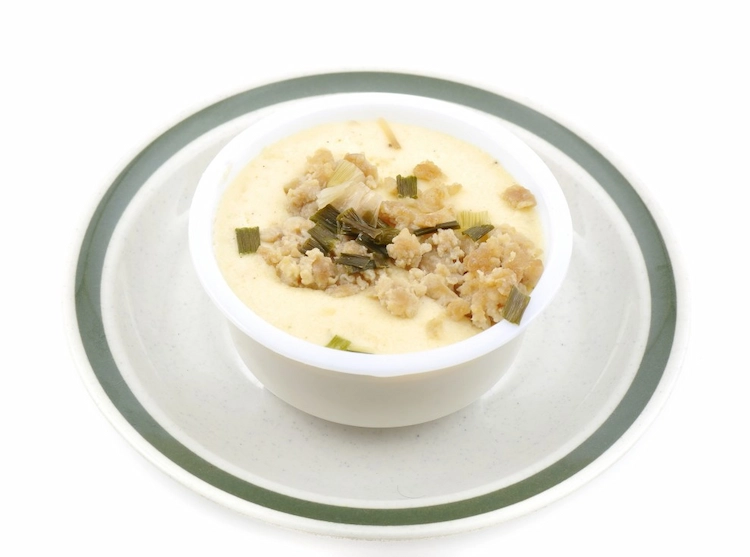cremesuppe mit frühlingszwiebeln und gekochten eigelben als wärmendes gegenmittel bei grippe
