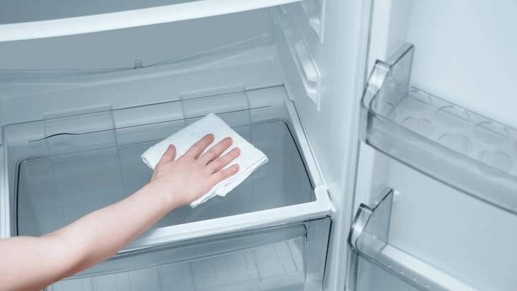 ein mikrofasertuch verwenden und regale sowie im kühlschrank ablauf reinigen mit hausmitteln wie essig