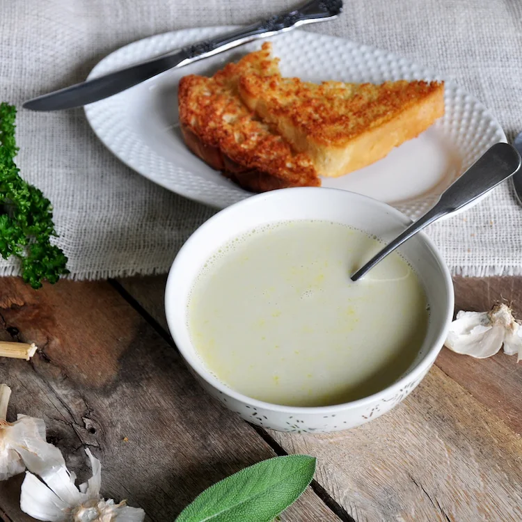 frische zutaten wie loorbeerblätter und knoblauchzehen verwenden und eine suppe bei erkältung zubereiten