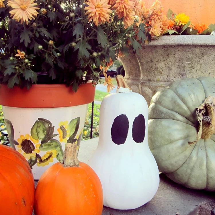 Gespenst für Halloween mit weißer und schwarzer Farbe