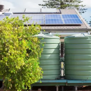 große wassertanks können regenwasser sammeln und es für diverse zwecke im haushalt oder garten speichern