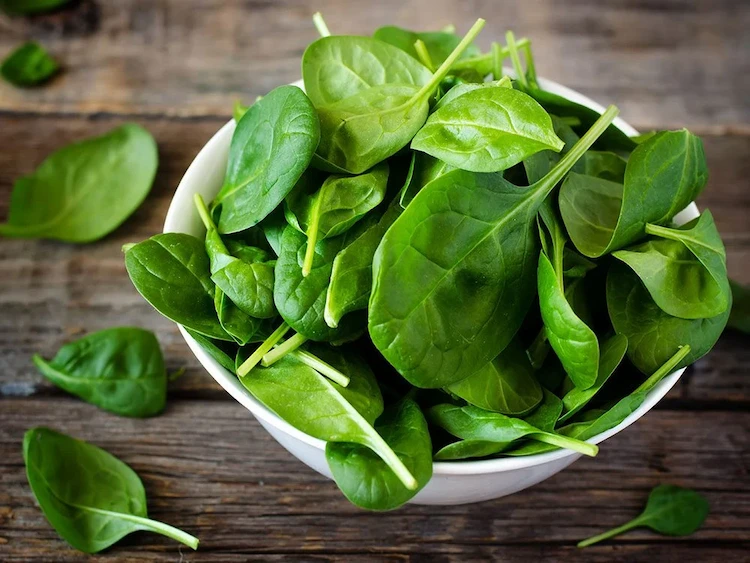 grünes blattgemüse wie spinat hilft durch darin enthaltenes magnesium bei erschertem stuhlgang