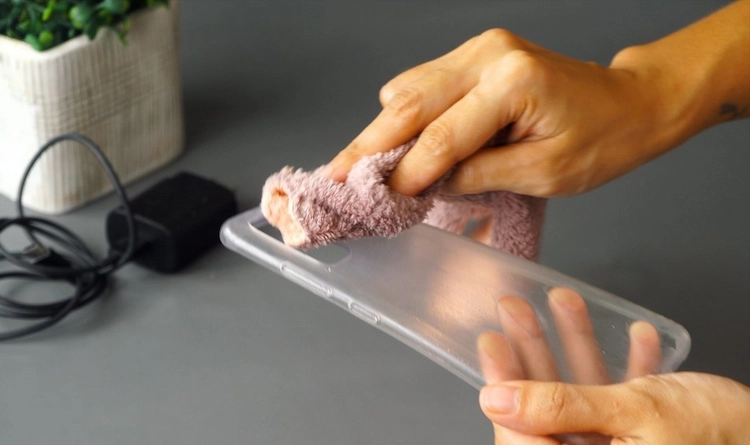 handyhülle und ladegerät mit kabel von bakterien mit einem geeigneten tuch befreien und handy reinigen