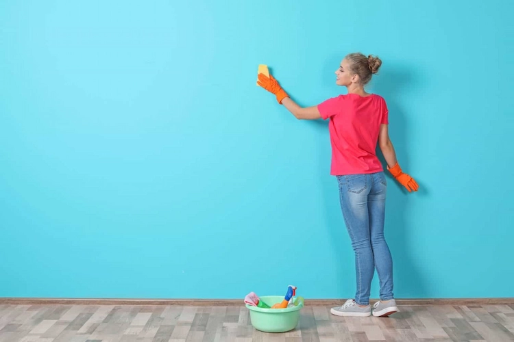 hellblaue und matte wände reinigen mit speziellen reinigungsmitteln und einem schwamm oder tuch