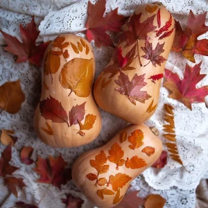 Herbstliche Deko mit Butternut und Laubblättern