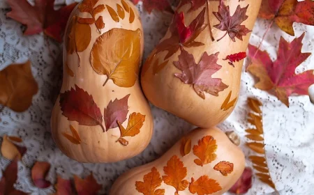 Herbstliche Deko mit Butternut und Laubblättern