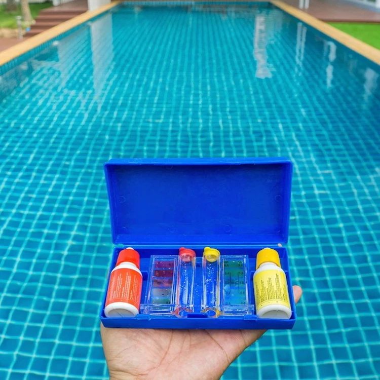 im laden gekauftes kit für poolwasser richtig verwenden und die anweisungen befolgen