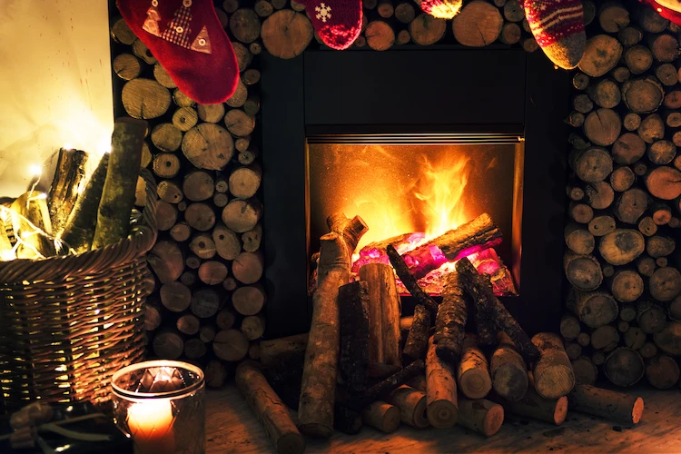 kaminofen mit brennendem holz strahlt wärme aus und sorgt für gemütlichkeit in der wintersaison