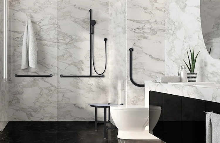 luxuriöses badezimmer mit wandverkleidung aus marmor sowie schwarzen duscharmaturen