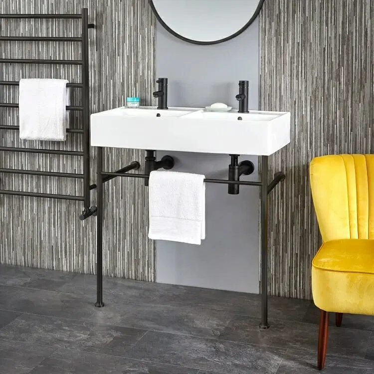 minimalistisches design im bad mit kontrastierendem möbelstück in gelb und schwarzen badarmaturen