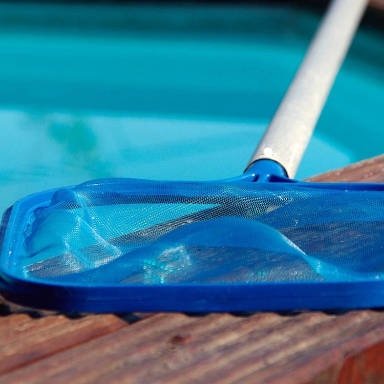 mit dem passenden reinigungszubehör pool winterfest machen und das wasser sauber halten