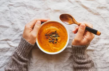 mit kürbiskernen garnierte suppe bei erkältung als wohltuendes gegenmittel essen