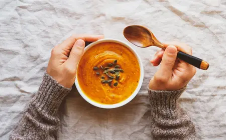 mit kürbiskernen garnierte suppe bei erkältung als wohltuendes gegenmittel essen