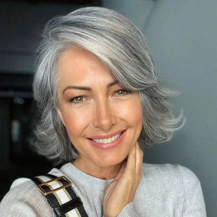 mittellange Frisuren ab 50 graues Haar fransige Haarschnitte ältere Frauen
