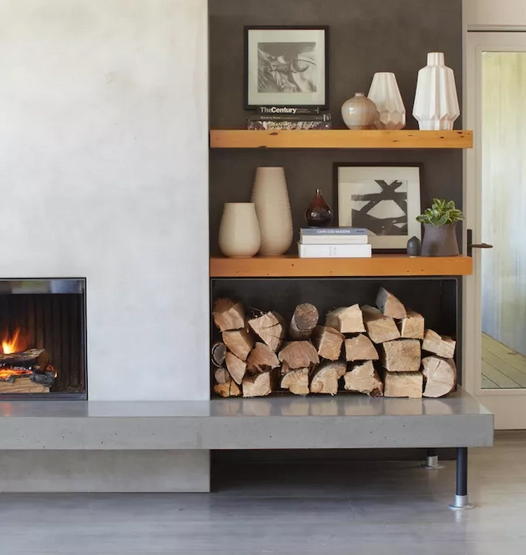 moderne schwebende regale aus holz und sideboard mit kamin für die gestaltung vom wohnzimmer