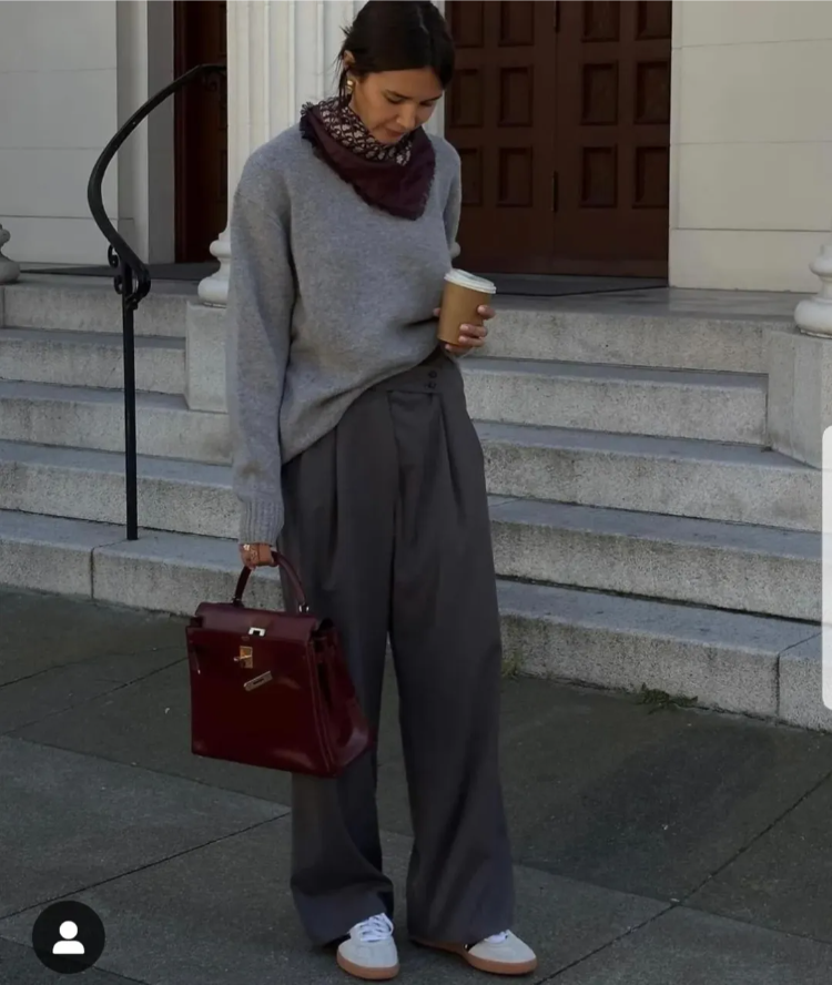 modernes outfit mit grauer hose für den herbst