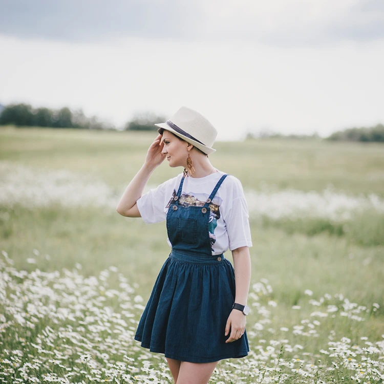 Oktoberfest Outfit für Frauen ohne Dirndl aus einem dunkelblauen Jeanskleid und einem weißen Shirt mit Print
