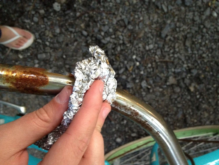 rostflecken aus dem rahmen eines fahrrads mit alufolie und cola schrubben