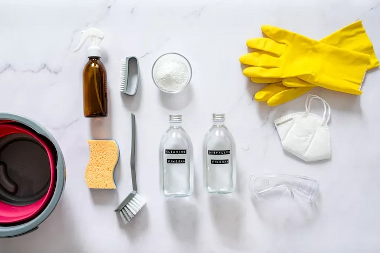 scheuerbürste und hausmittel gegen schimmel und schutzmittel wie maske und handschuhe verwenden