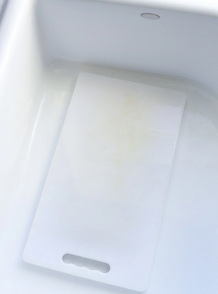 sich auf natürlich mittel verlassen und schneidebrett aus kunststoff reinigen im waschbecken