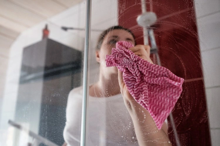 stark verschmutzte Dusche reinigen Hausmittel und Tipps