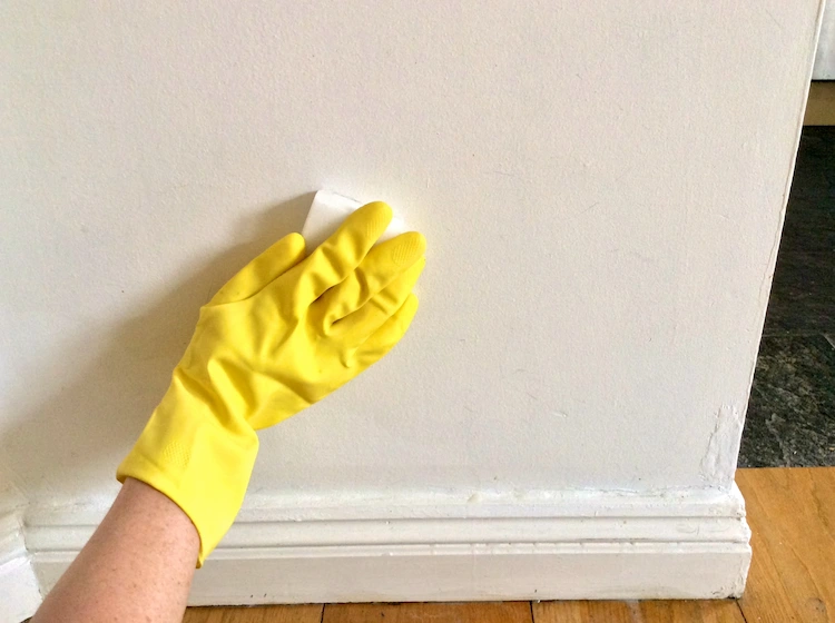 trick mit magischer radiergummi wände reinigen und flecken aus stiften entfernen
