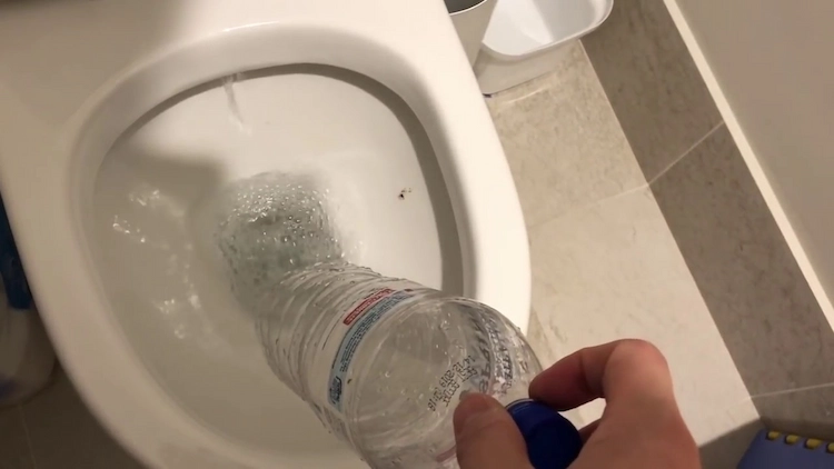 trick mit plastikflasche anwenden und wenn toilette verstopft hausmittel kreativ einsetzen
