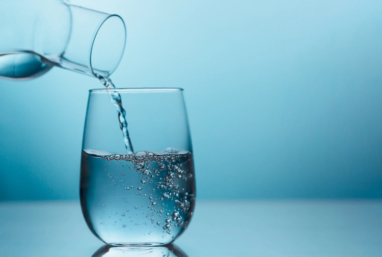 trinken von wasser als leichte methode zur förderung der verdauung und erliechterung der stuhlgänge