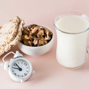 warme milch und walnüsse beeinflüssen positiv die schlafqualität und den schlafzyklus