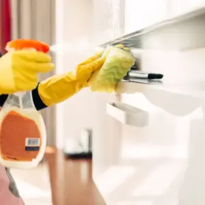 weiße Küchenschränke pflegen Hausmittel Hochglanz Lack Möbel reinigen Mikrofaser
