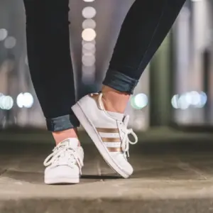Adidas Superstar kombinieren Frauen Sneaker Trends Herbst Winter 2022