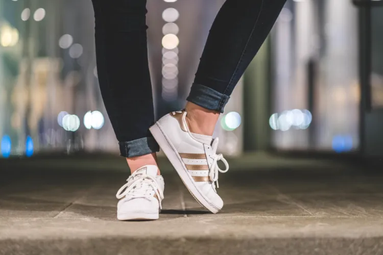 Adidas Superstar kombinieren Frauen Sneaker Trends Herbst Winter 2022