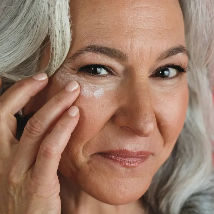 Augen größer schminken ab 50 - Die richtige Pflege mit Anti-Aging-Creme