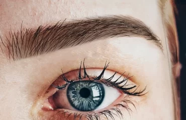 Augenbrauen mit Henna färben wird gemacht, um die Haut unter dem Haarschaft zu tönen