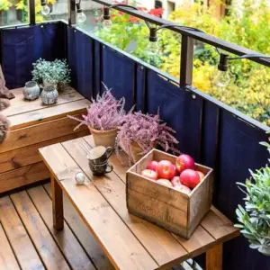 Balkon dekorieren im Herbst - Kiste mit Äpfeln statt Obstschale und Pflanzen