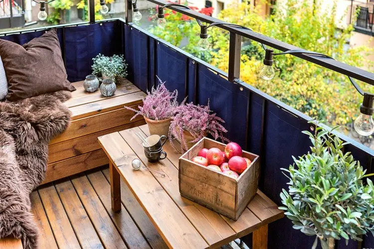 Balkon dekorieren im Herbst - Kiste mit Äpfeln statt Obstschale und Pflanzen