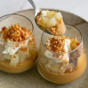 Birnen Dessert im Glas mit Karamellcreme, Sahne und Macadamia